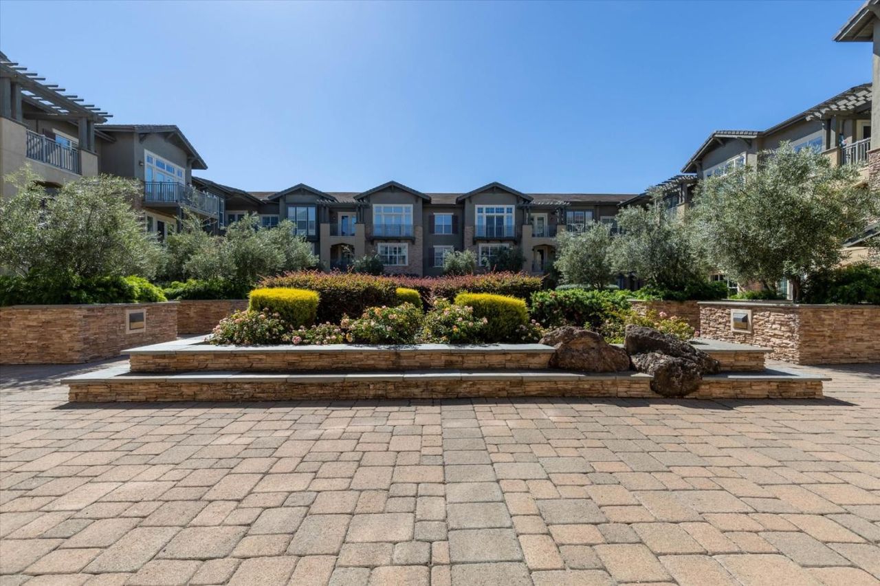 Courtyard gardens at Willow Glen Place