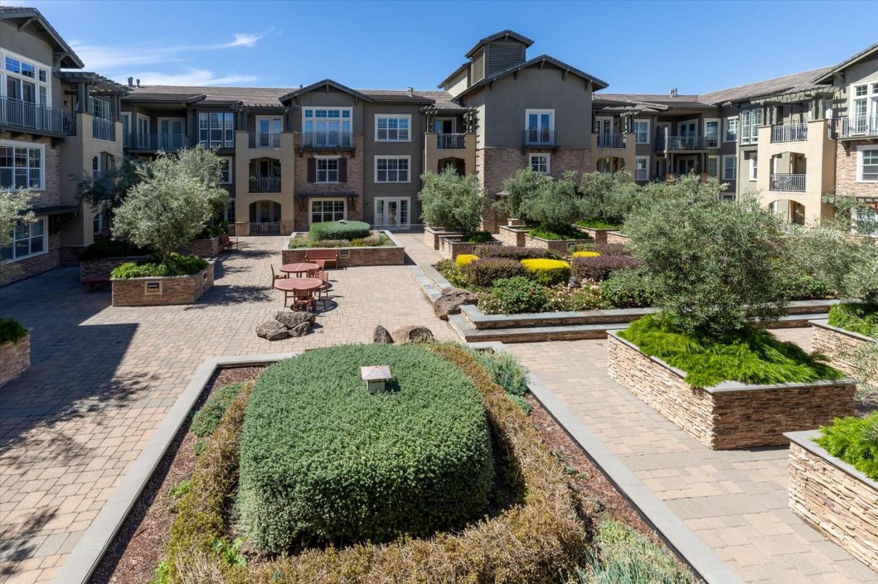 Garden courtyard at Willow Glen Place