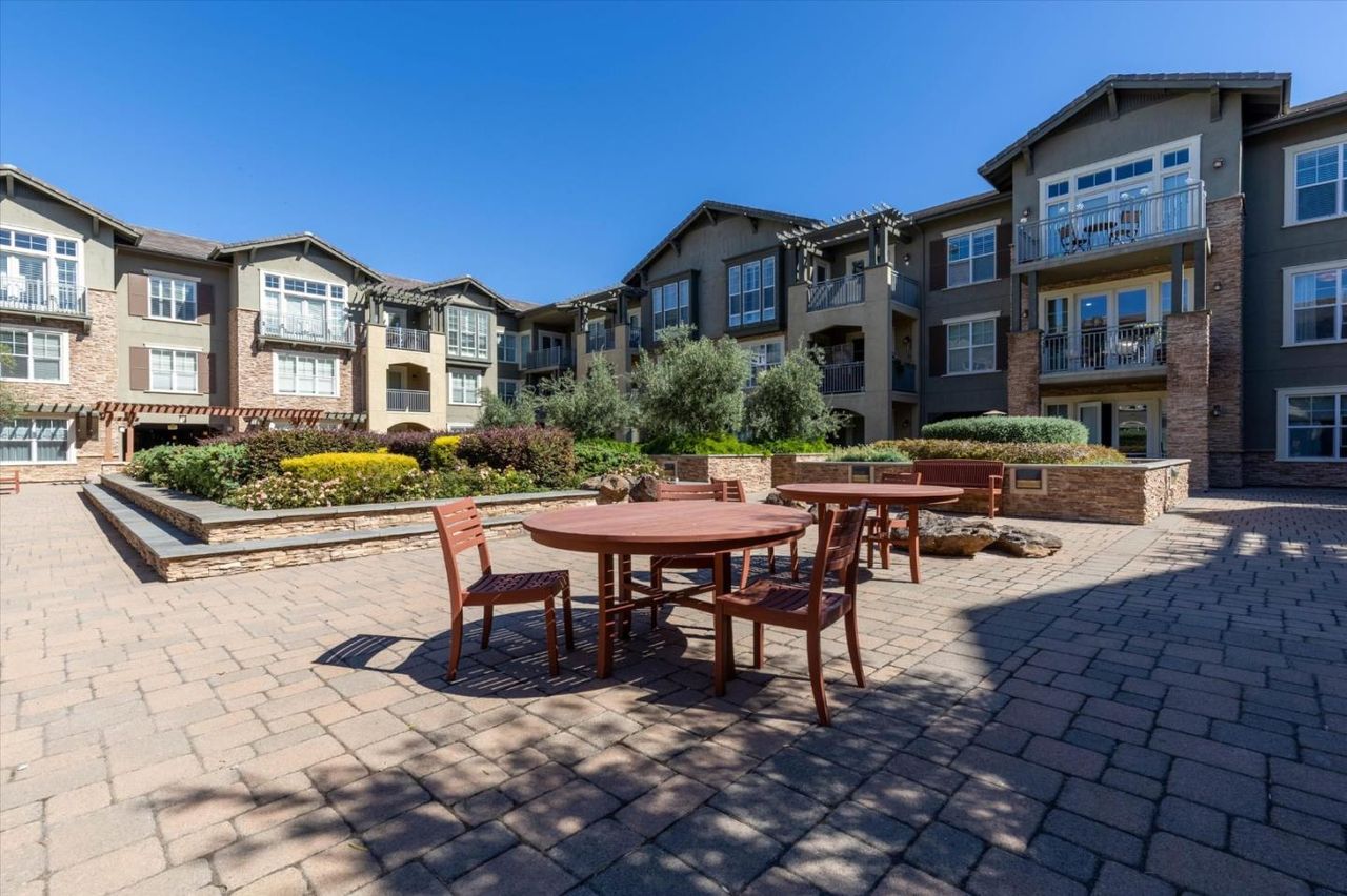 Courtyard seating at Willow Glen Place