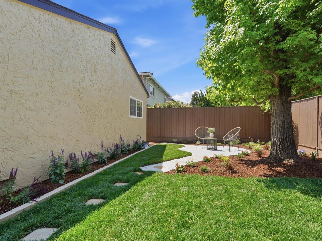 Side yard at 4999 Massachusetts Dr