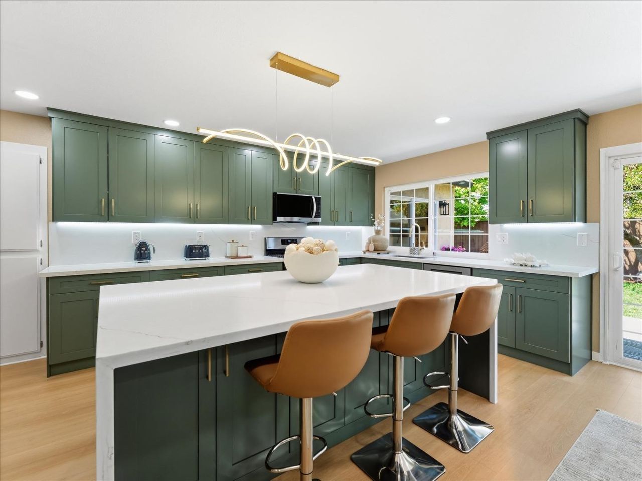The kitchen at 4999 Massachusetts Dr, San Jose