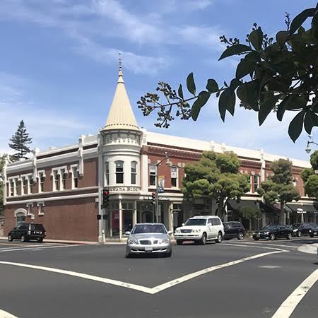 Community pool and clubhouse at Rinconada Hills, Los Gatos